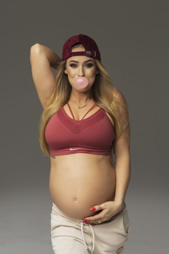 Kobieta w ciąży w sportowej stylizacji– sesja ciążowa Wyszków