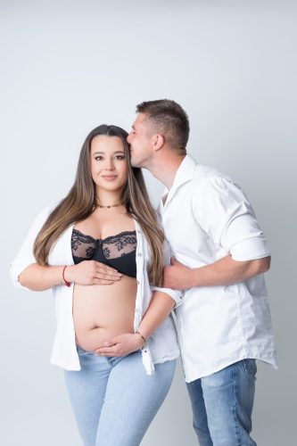 Para przytulająca się w ciąży – sesja ciążowa Wyszków