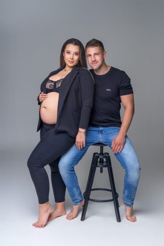 Para przytulająca się w ciąży – sesja ciążowa Wyszków