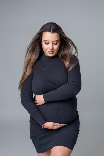 Kobieta w ciąży w czarnej sukni – sesja ciążowa Wyszków