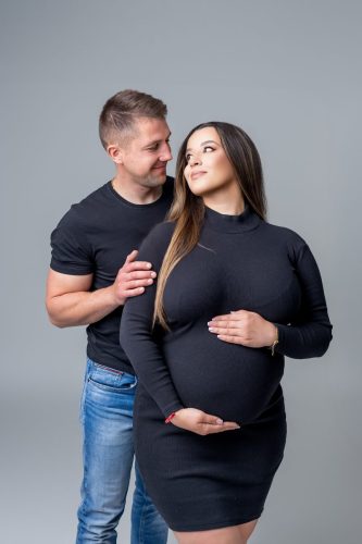Para przytulająca się w ciąży – sesja ciążowa Wyszków