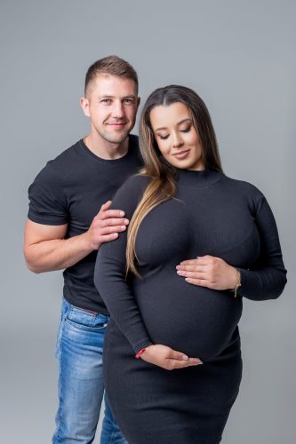 Para przytulająca się w ciąży – sesja ciążowa Wyszków