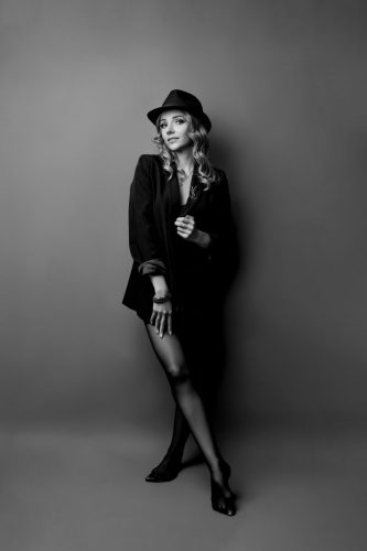 Fotograf kobiecy Wyszków – minimalistyczny portret na jasnym tle