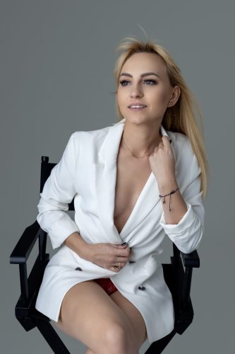 Fotograf kobiecy Wyszków – minimalistyczny portret na jasnym tle