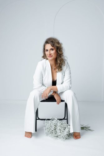 Sesja kobieca w Wyszkowie – elegancki portret studyjny