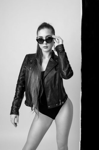 Sesja kobieca w Wyszkowie – portret w artystycznym świetle