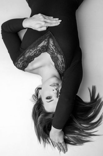 Sesja kobieca w Wyszkowie – artystyczny portret studyjny