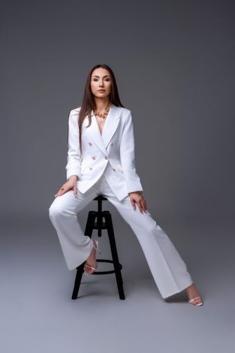 Sesja kobieca w Wyszkowie – naturalna poza w studio