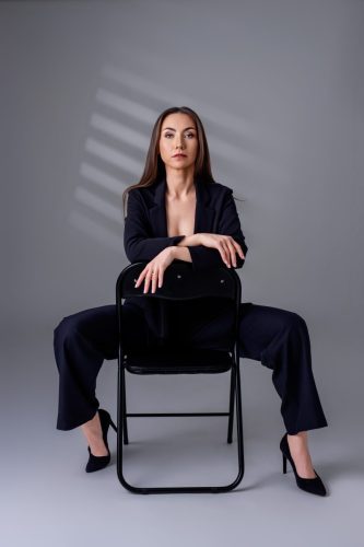 Sesja kobieca w Wyszkowie – naturalna poza w studio