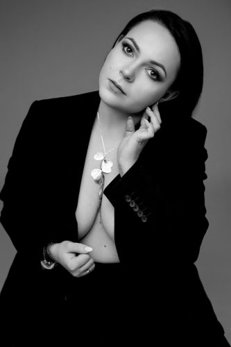 Sesja portretowa kobieca Wyszków – klasyczny kadr studyjny