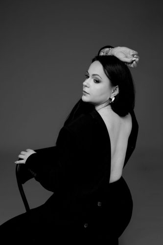 Sesja portretowa kobieca Wyszków – klasyczny kadr studyjny