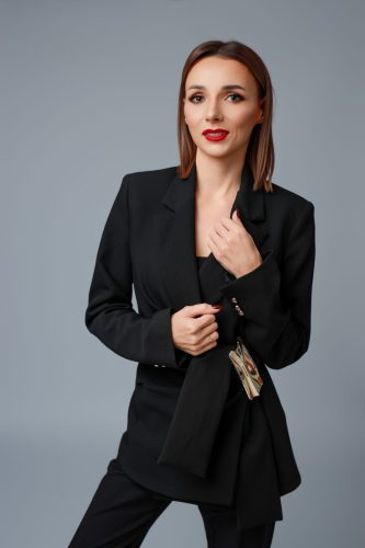 Sesja kobieca w Wyszkowie – elegancki portret studyjny