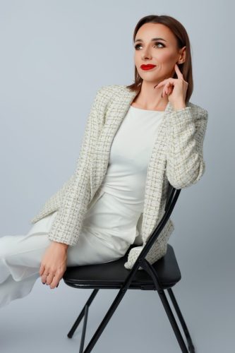 Sesja kobieca w Wyszkowie – elegancki portret studyjny