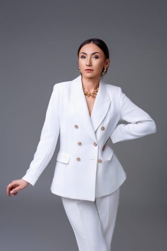 Sesja kobieca w Wyszkowie – elegancki portret studyjny