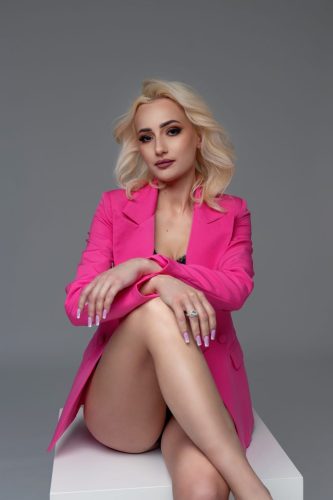 Sesja kobieca w Wyszkowie – elegancki portret studyjny