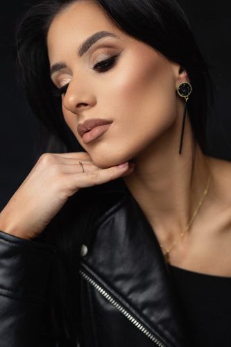 Portret kobiecy Wyszków – delikatny studyjny kadr